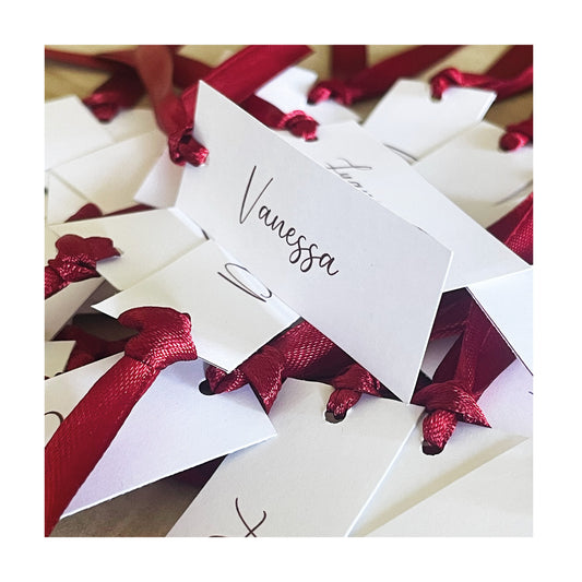 Segnaposti personalizzabili in cartoncino con nastrino in raso